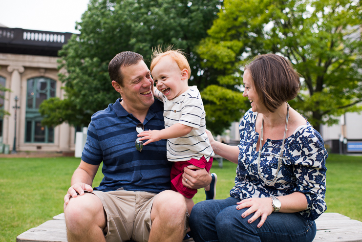 family photographers lifestyle family photographers milwaukee family photos milwaukee family photographers limelife photography creative family photographers family photos in milwaukee city family photos family photos in the rain 001