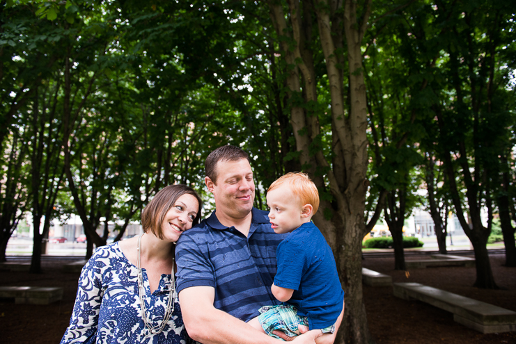 family photographers lifestyle family photographers milwaukee family photos milwaukee family photographers limelife photography creative family photographers family photos in milwaukee city family photos family photos in the rain 003