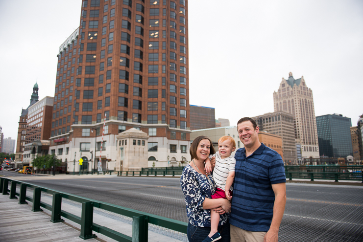 family photographers lifestyle family photographers milwaukee family photos milwaukee family photographers limelife photography creative family photographers family photos in milwaukee city family photos family photos in the rain 007