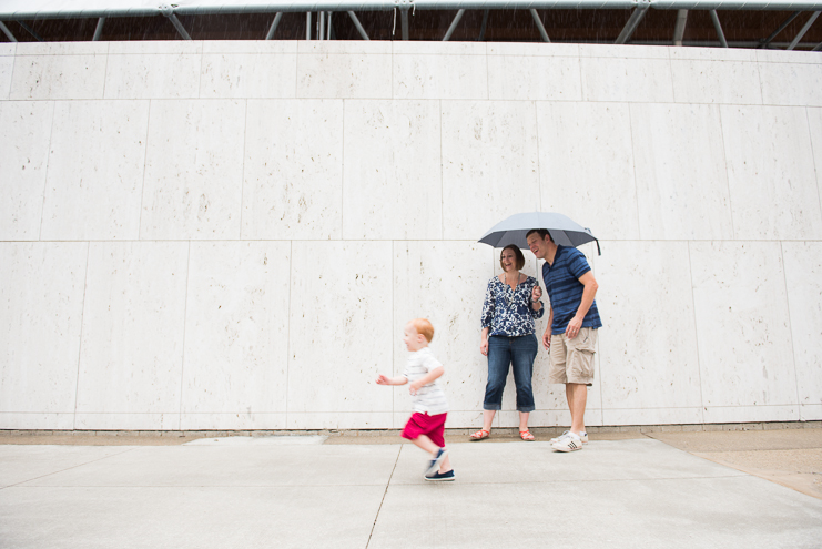 family photographers lifestyle family photographers milwaukee family photos milwaukee family photographers limelife photography creative family photographers family photos in milwaukee city family photos family photos in the rain 011